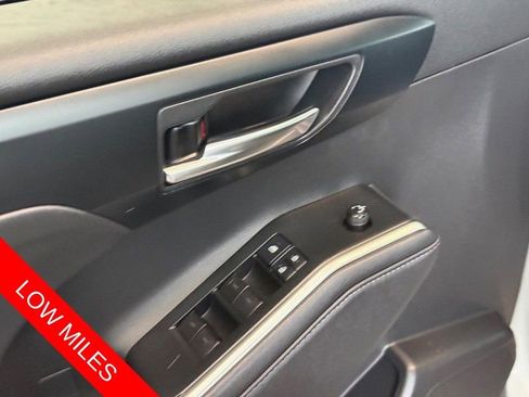 Used 2021 Toyota Highlander XLE AWD/4WD image 17