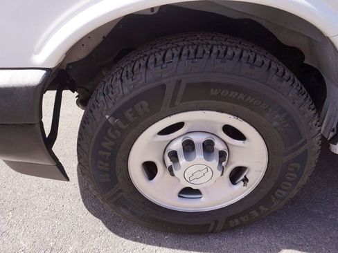 Used 2018 Chevrolet Express 2500 w/ Driver Convenience Package image 12