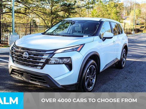 Used 2025 Nissan Rogue SV image 2