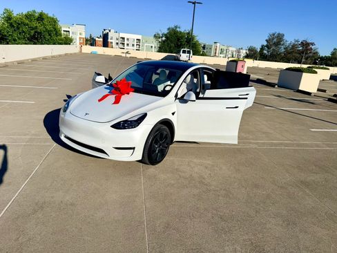 Used 2024 Tesla Model Y 2WD image 34