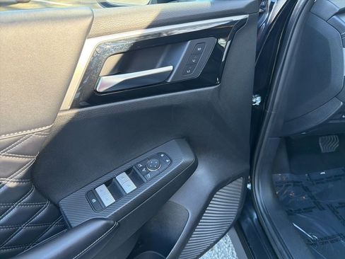 Used 2024 Mitsubishi Outlander 4WD Plug-In Hybrid image 11