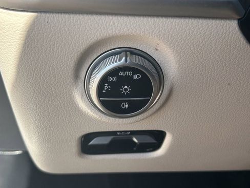 Used 2025 Mercedes-Benz C 300 4MATIC Sedan image 32