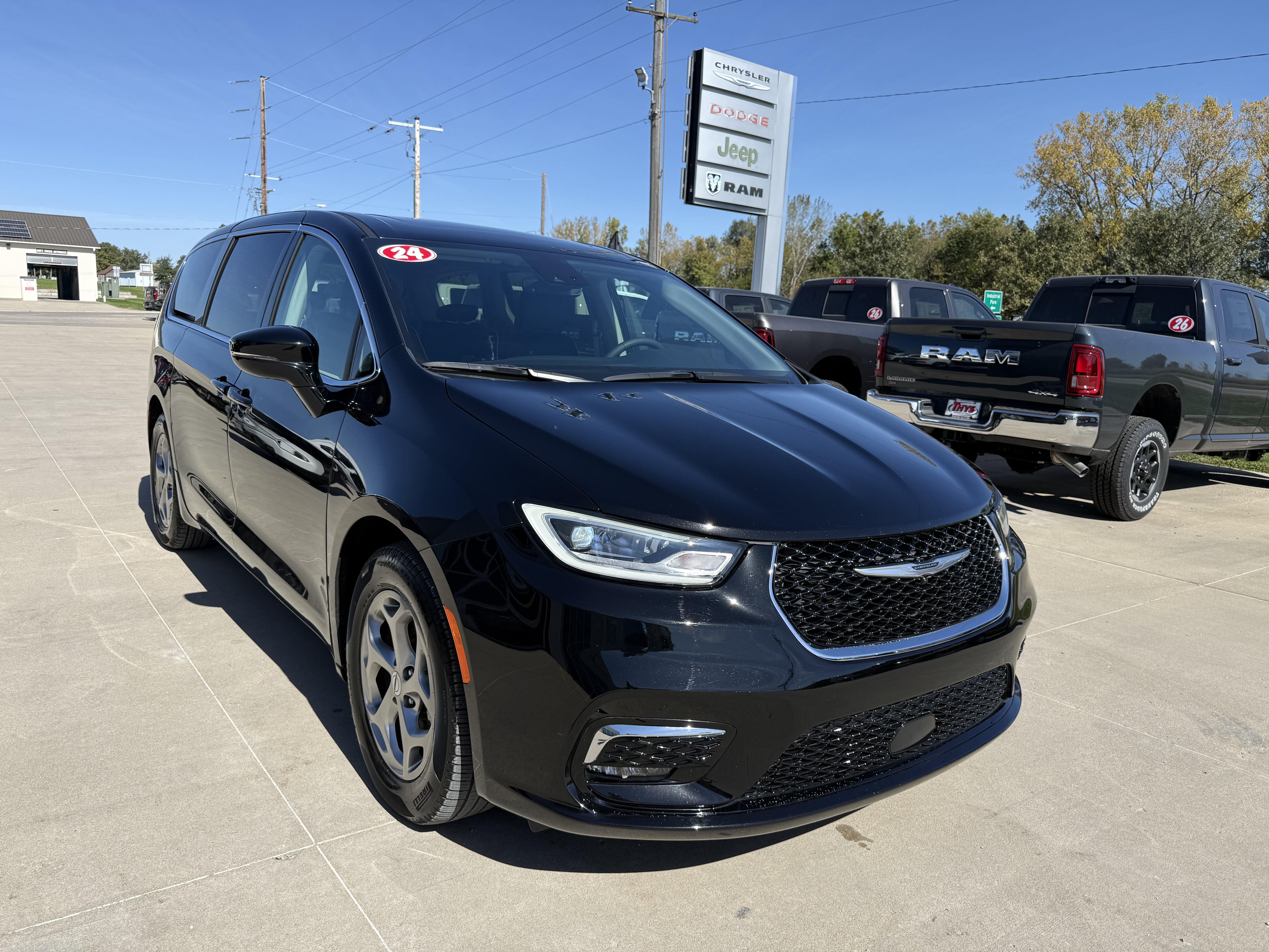 Used 2024 Chrysler Pacifica Limited w/ Trailer Tow Group FWD image 36