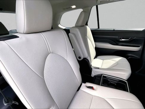 Certified 2025 Toyota Grand Highlander FWD image 24
