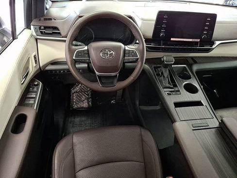 Used 2024 Toyota Sienna Platinum image 11