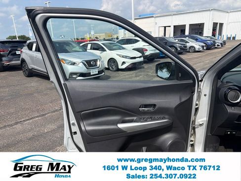 Used 2019 Nissan Kicks SR w/ SR Premium Package FWD image 9