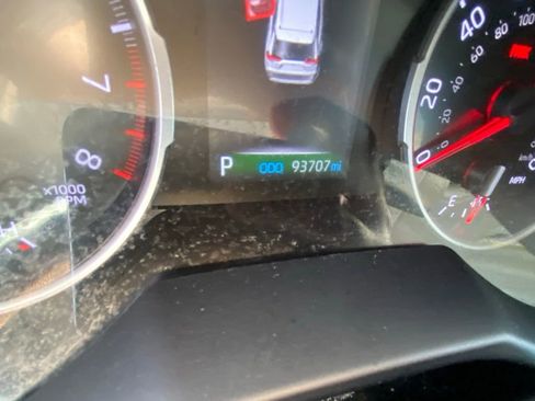 Used 2021 Toyota RAV4 LE FWD image 5