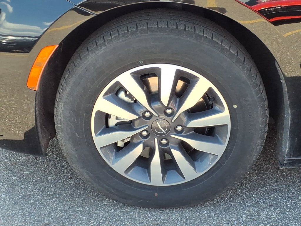 Used 2024 Chrysler Pacifica Limited FWD image 26
