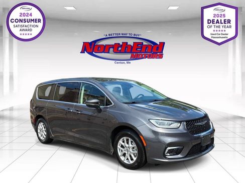 Used 2023 Chrysler Pacifica Touring-L FWD image 1