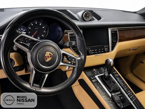 Used 2018 Porsche Macan AWD/4WD image 11