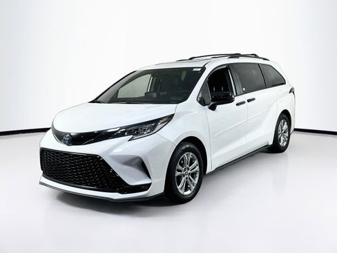 Used 2023 Toyota Sienna XSE w/ XSE Plus Package AWD/4WD image 1