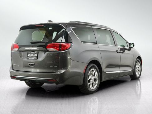 Used 2017 Chrysler Pacifica Limited w/ UConnect Theater Package FWD image 5