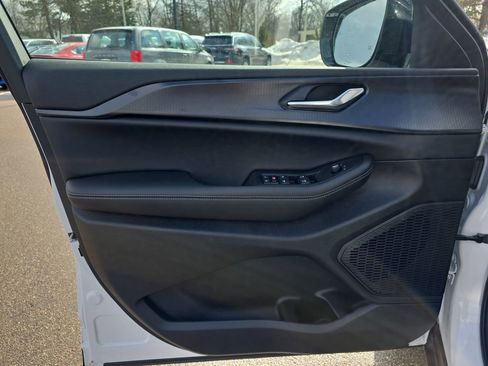 New 2025 Jeep Grand Cherokee Altitude image 26