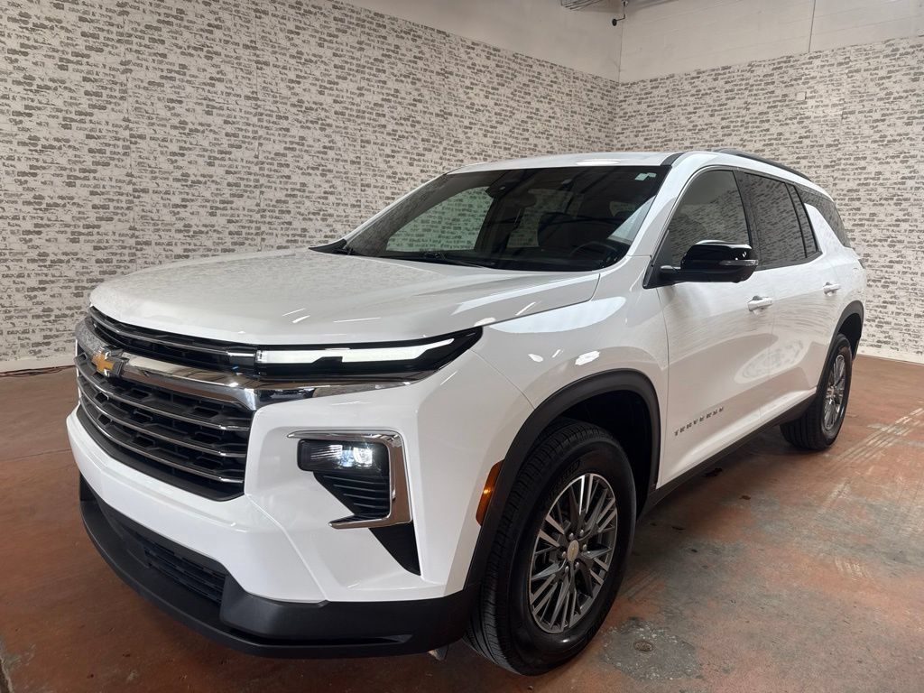 Used 2024 Chevrolet Traverse LT FWD image 3
