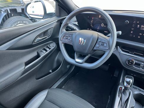 Used 2025 Buick Envista Preferred image 32