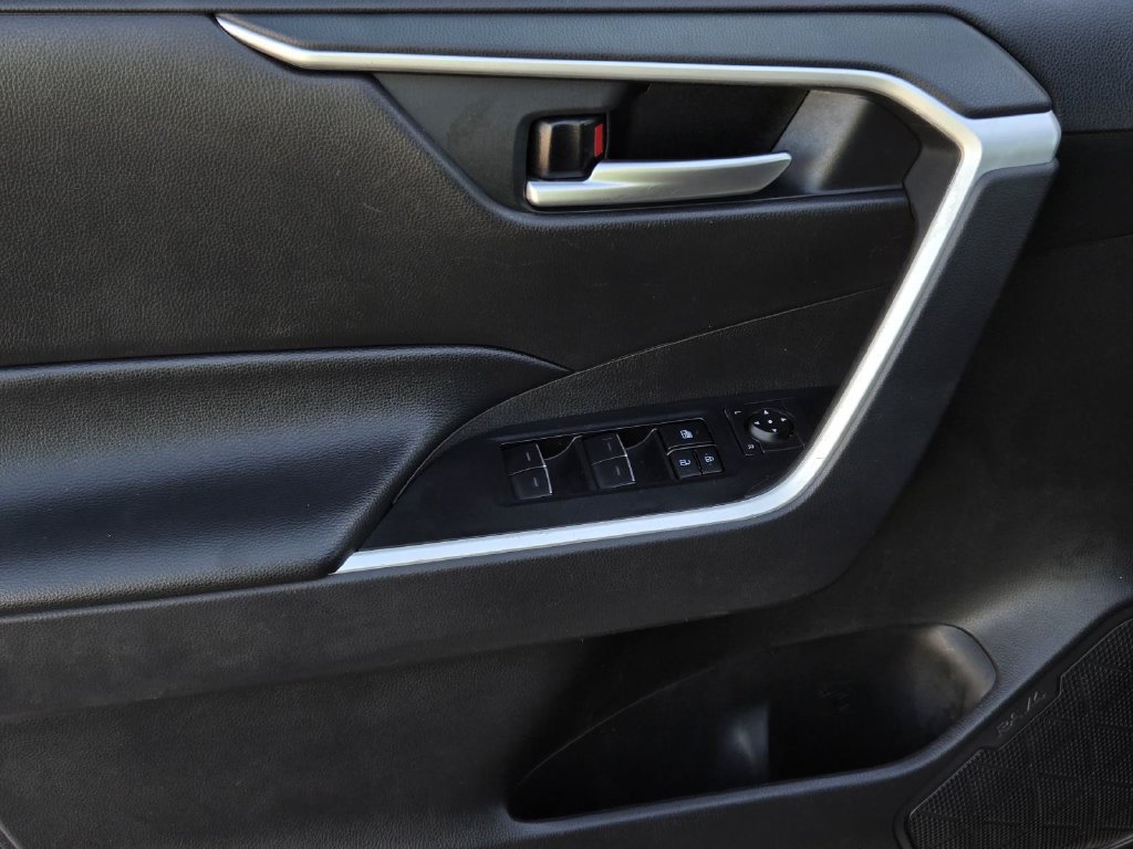 Used 2025 Toyota RAV4 XLE FWD image 16
