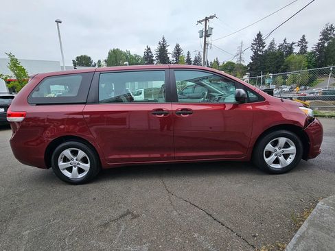 Used 2011 Toyota Sienna w/ Towing Pkg FWD image 8