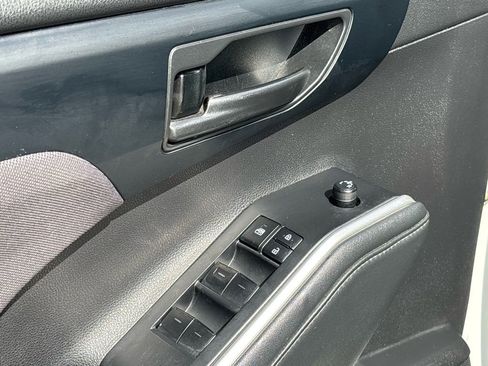 Used 2022 Toyota Highlander L image 28