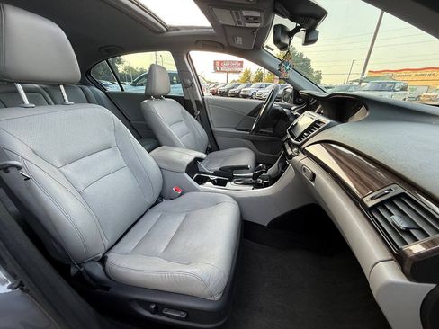Used 2017 Honda Accord Touring image 8