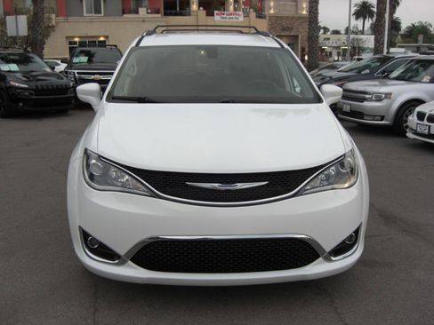 Used 2019 Chrysler Pacifica Touring-L image 2
