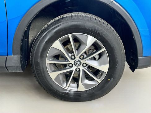 Used 2018 Toyota RAV4 LE AWD/4WD image 10
