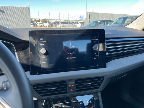 Used 2025 Volkswagen Jetta SE image 21