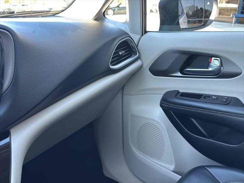 Used 2023 Chrysler Pacifica Touring-L image 21