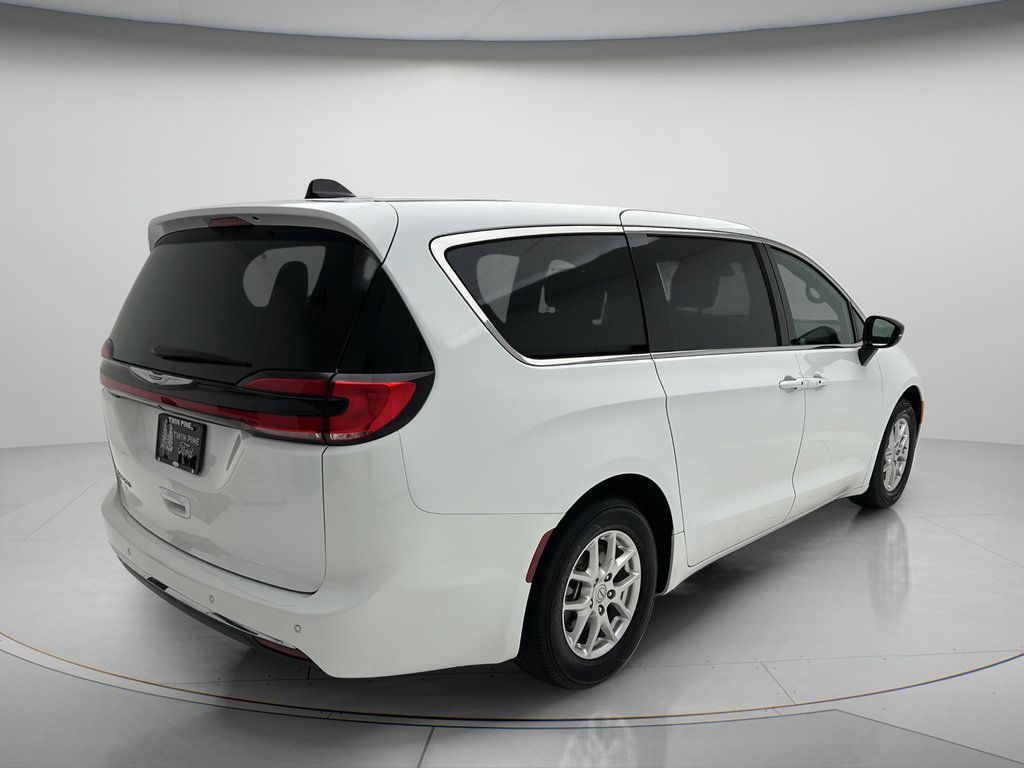 Used 2025 Chrysler Pacifica Select FWD image 5