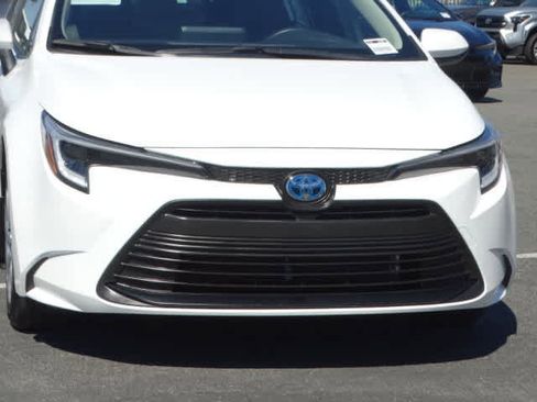 Used 2025 Toyota Corolla XLE image 4