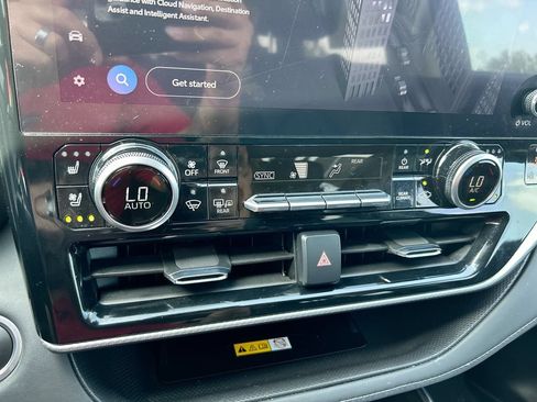 Used 2024 Toyota Highlander Platinum FWD image 27