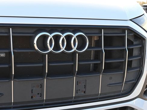 Used 2023 Audi Q8 Premium image 25