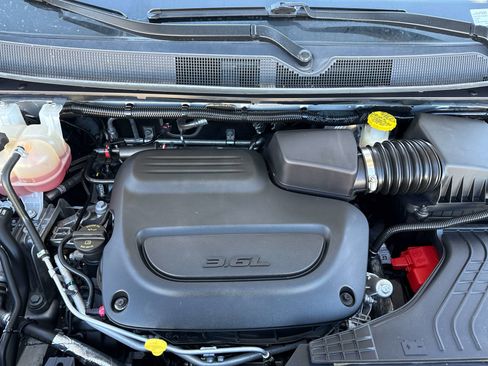 Used 2022 Chrysler Voyager LX image 8