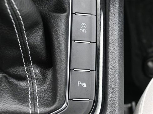 Certified 2025 Volkswagen Taos SE w/ Panoramic Sunroof Package image 24