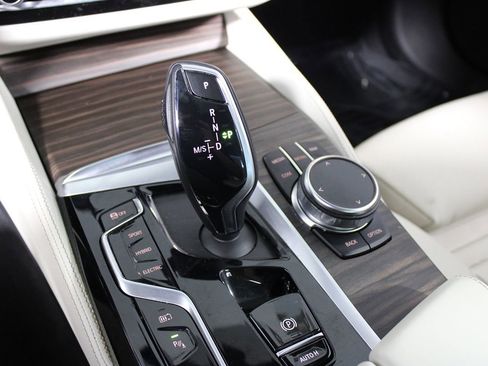 Used 2023 BMW 530e w/ M Sport Package image 23