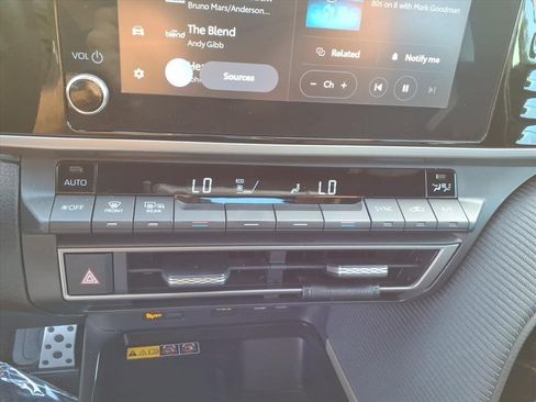 Used 2025 Toyota Camry SE w/ Convenience Package image 19