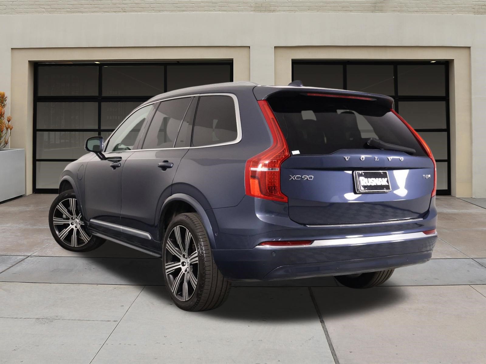 Used 2025 Volvo XC90 T8 Plus AWD/4WD image 2