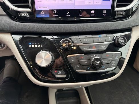 Used 2023 Chrysler Pacifica Touring-L image 17
