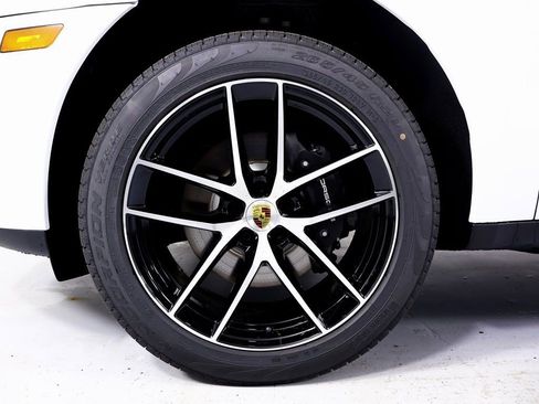 Used 2025 Porsche Macan AWD/4WD image 22