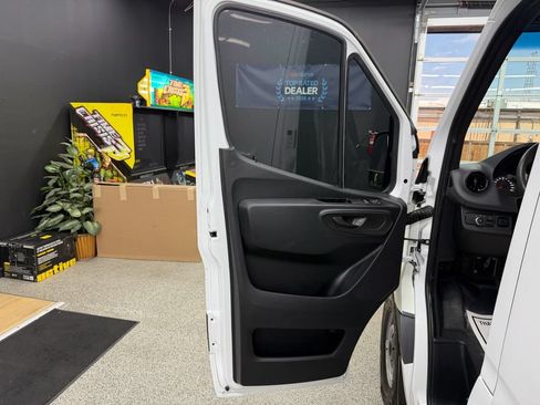 Used 2020 Mercedes-Benz Sprinter 2500 image 9