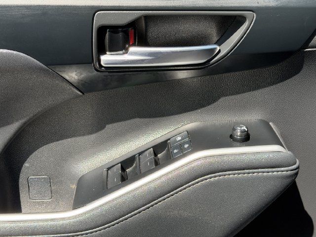 Used 2021 Toyota Highlander XLE FWD image 23