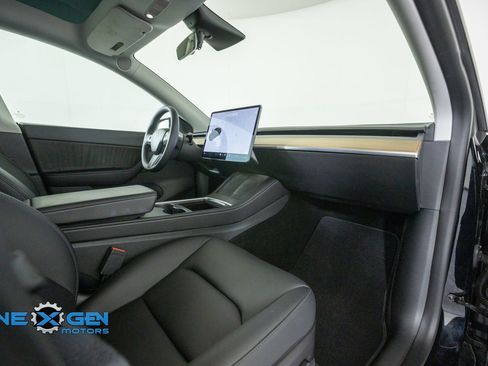 Used 2022 Tesla Model Y Long Range AWD/4WD image 38