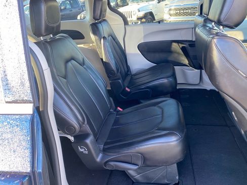 Used 2023 Chrysler Pacifica Touring-L FWD image 25