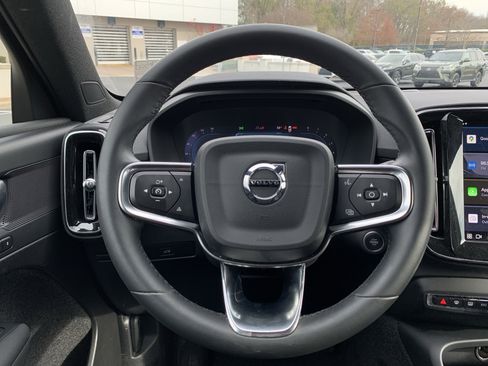 Used 2025 Volvo XC40 B5 Plus image 18