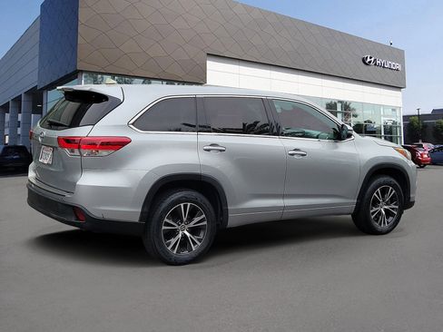 Used 2017 Toyota Highlander Plus FWD image 2