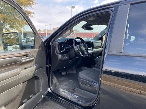 Used 2024 Chevrolet Silverado 2500 LT w/ Convenience Package image 9