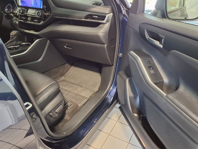 Used 2023 Toyota Highlander XSE FWD image 27