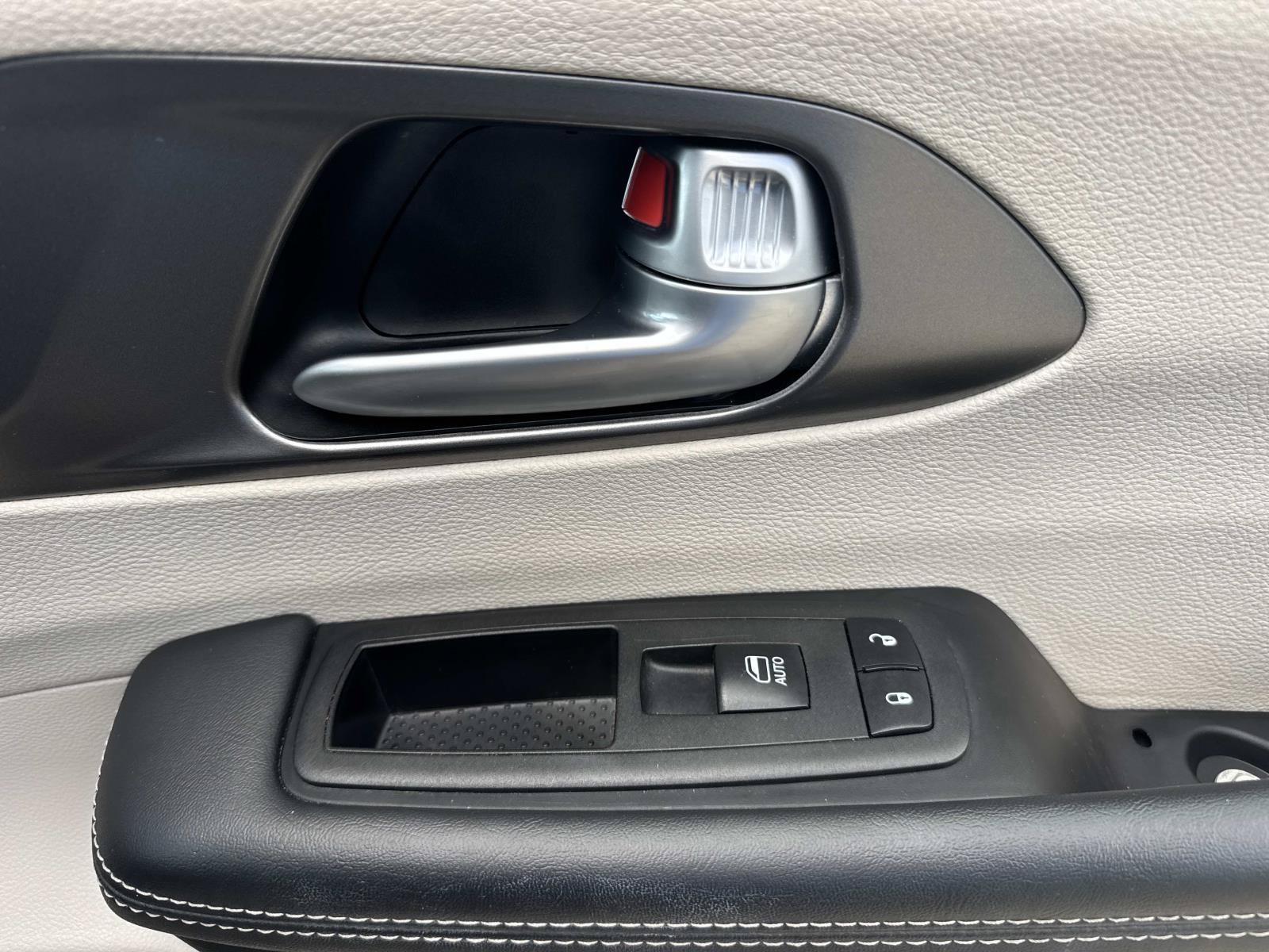 Used 2024 Chrysler Pacifica Touring-L FWD image 15