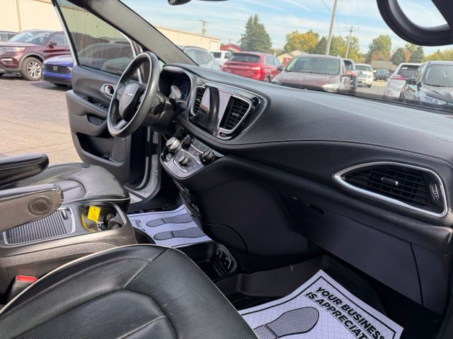 Used 2020 Chrysler Pacifica Limited FWD image 38