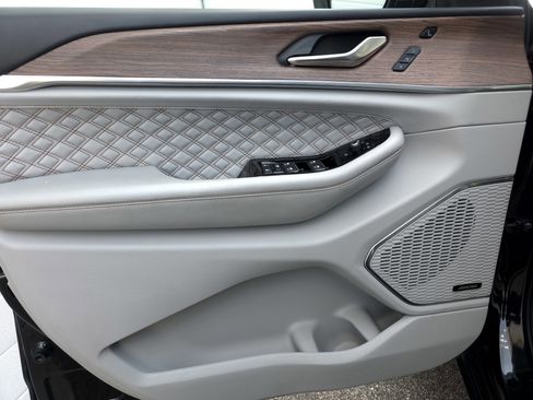 Used 2021 Jeep Grand Cherokee L Summit w/ Luxury Tech Group V image 33