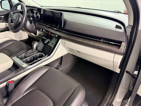 Used 2024 Kia Carnival EX image 30